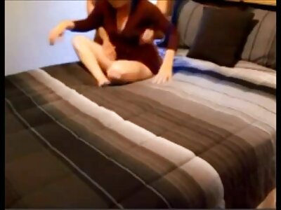 Garota loira chupa e fode o pau de videos de sexo bem gostoso JMac na piscina